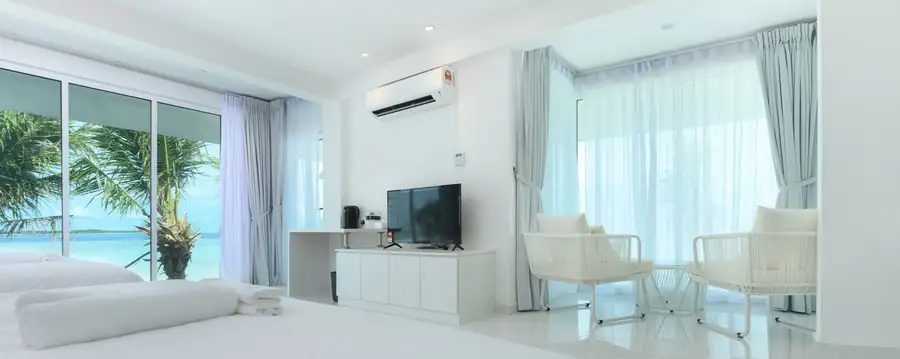 Double bedroom with ocean view at Arcadia Beach Resort